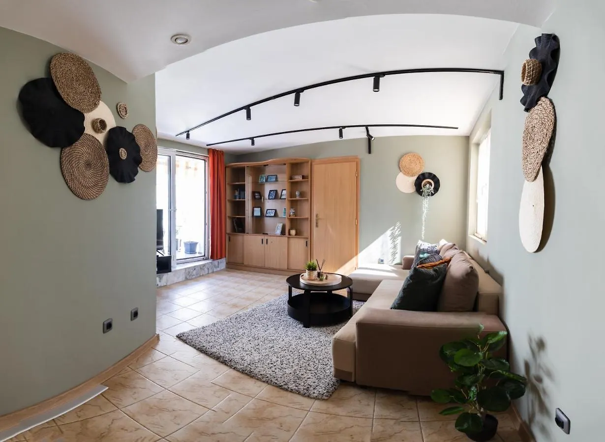 شقة Promenade Rooftop Flat فارنا