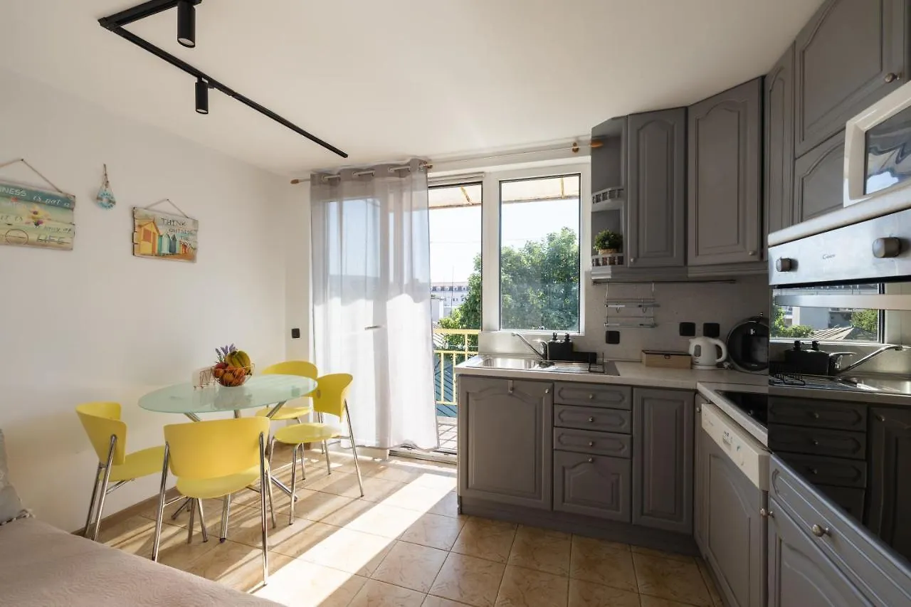 Promenade Rooftop Flat فارنا